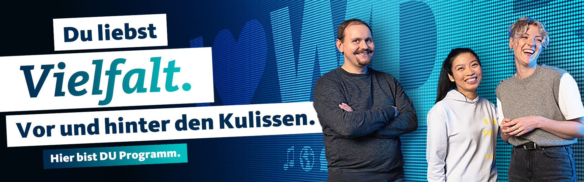 Bannergrafik Stellenanzeige Gruppe von Personen vor LED-Wand mit Textbanner