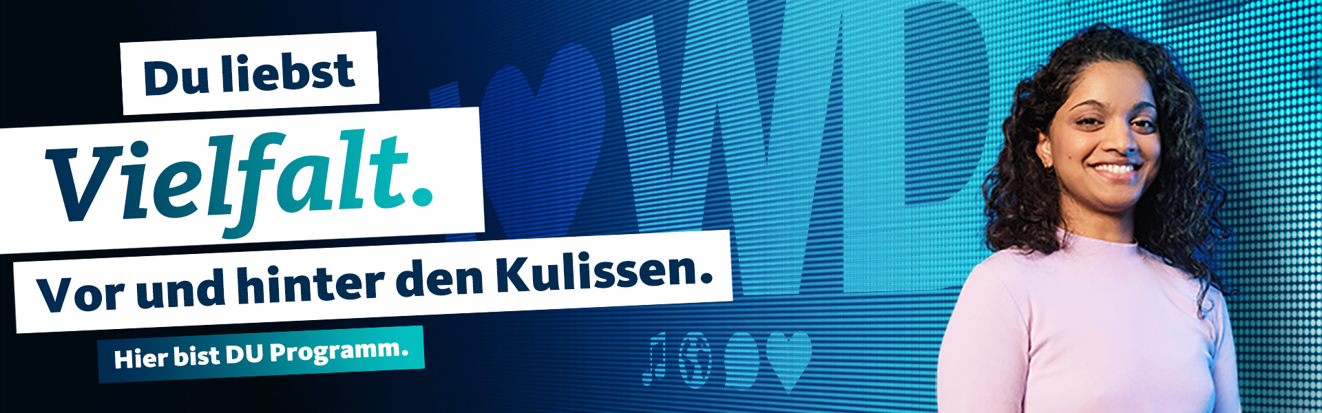 Frau vor LED-Wand mit Text