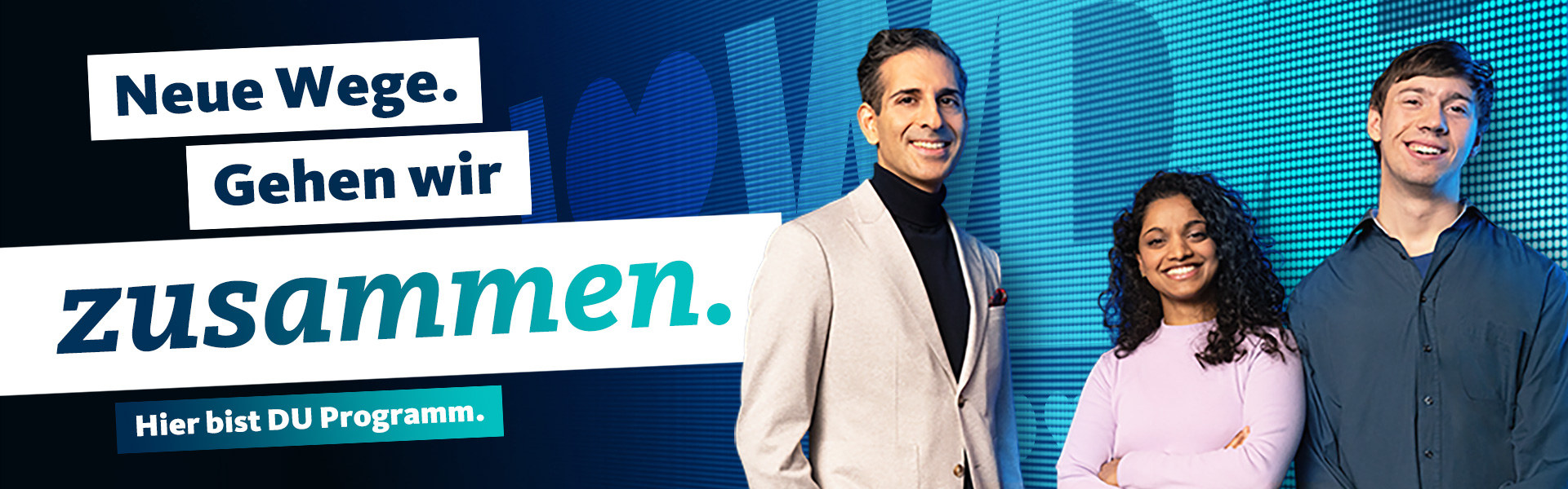 Bannergrafik Stellenanzeige 3 Menschen zusammen vor LED-Wand mit Textbanner