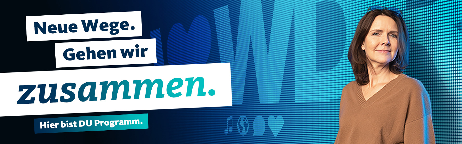 Frau vor LED-Wand mit Schrift