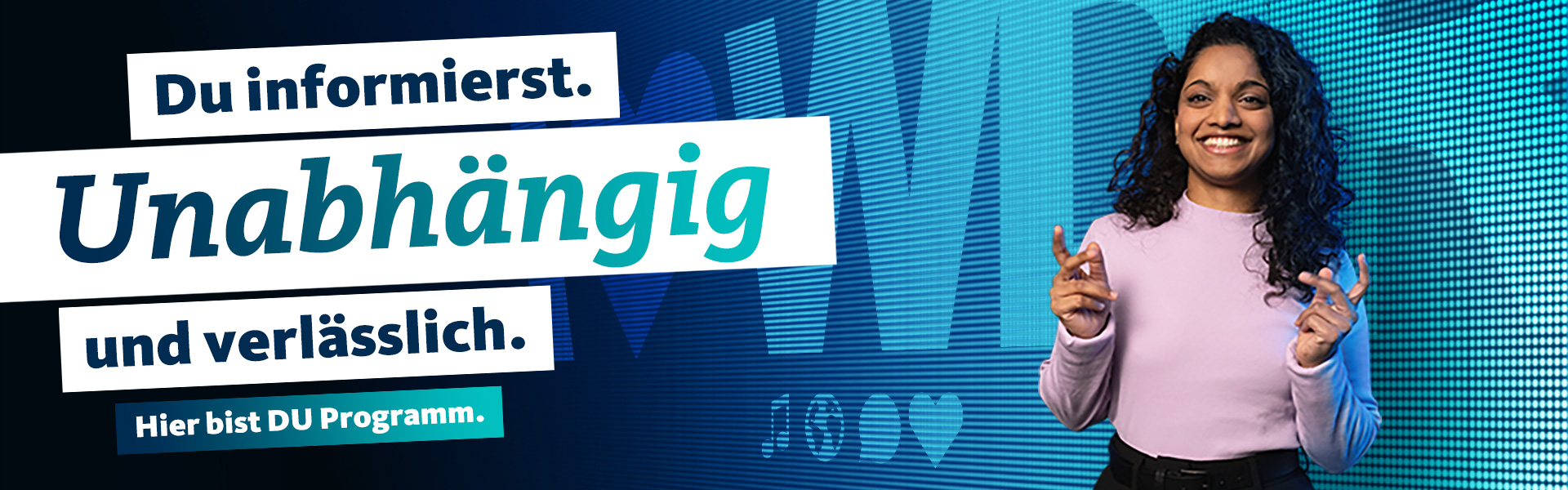 Frau vor LED-Wand mit Text