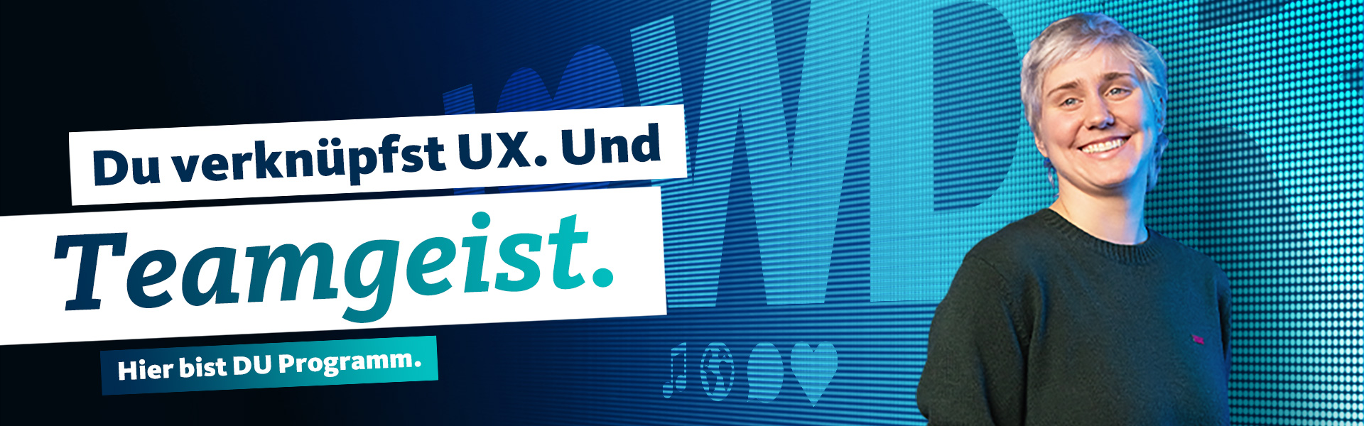 Frau vor LED-Wand mit Text