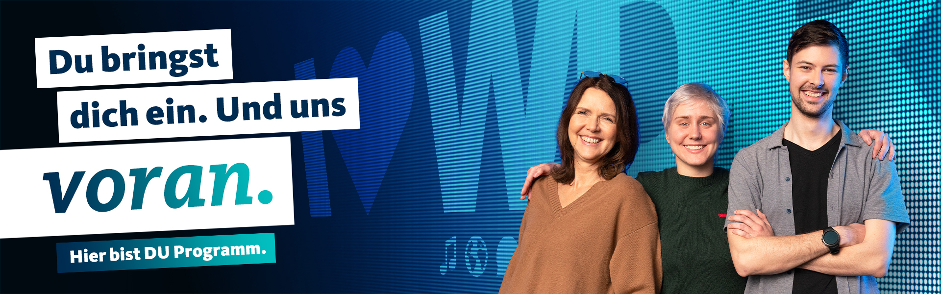 Bannergrafik Stellenausschreibung Gruppe von Menschen vor LED-Wand mit Text