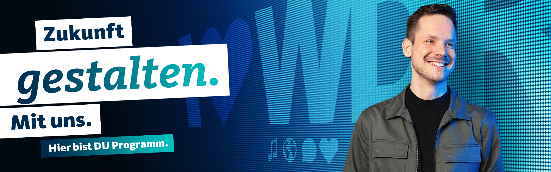 Junger Mann vor LED-Wand mit Claim