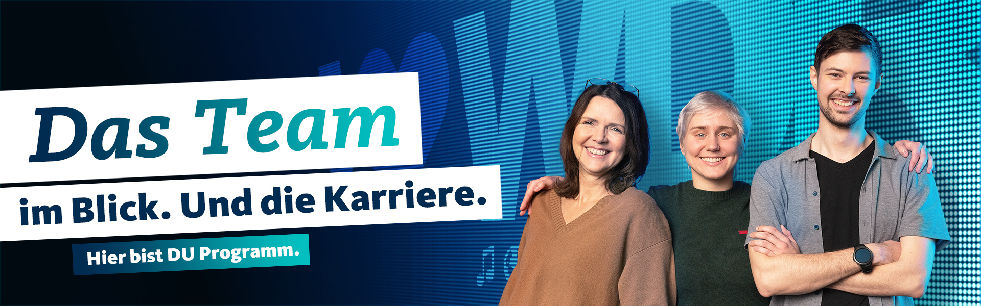 Junge Menschen vor LED-Wand mit Claim