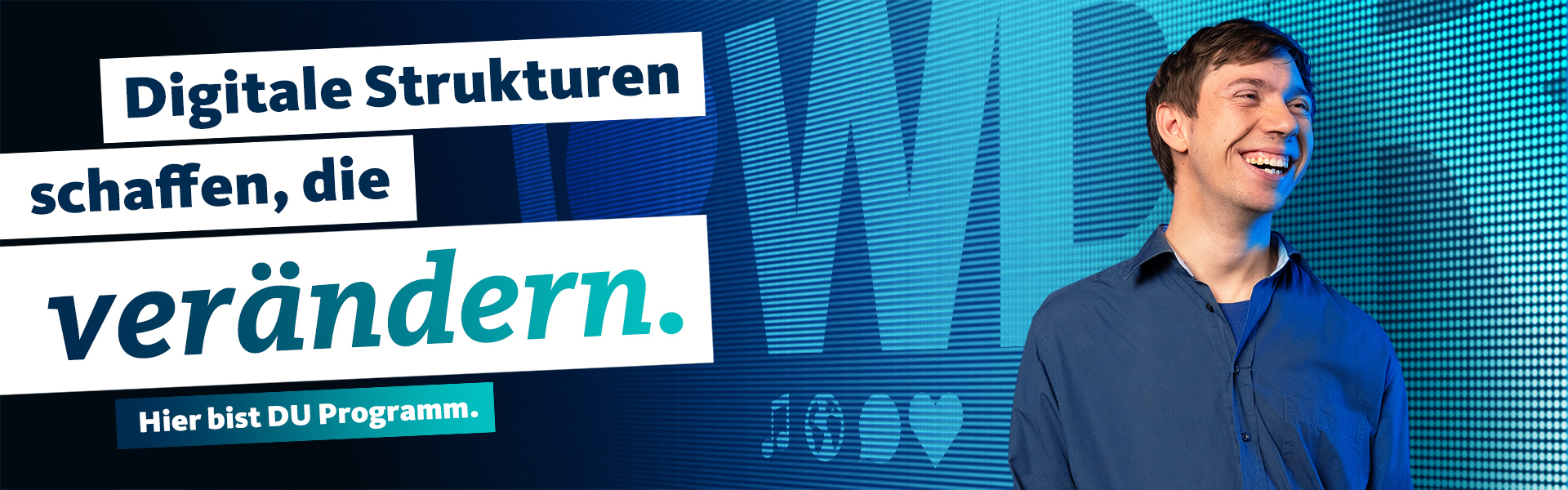 Junger Mann vor LED-Wand mit Claim