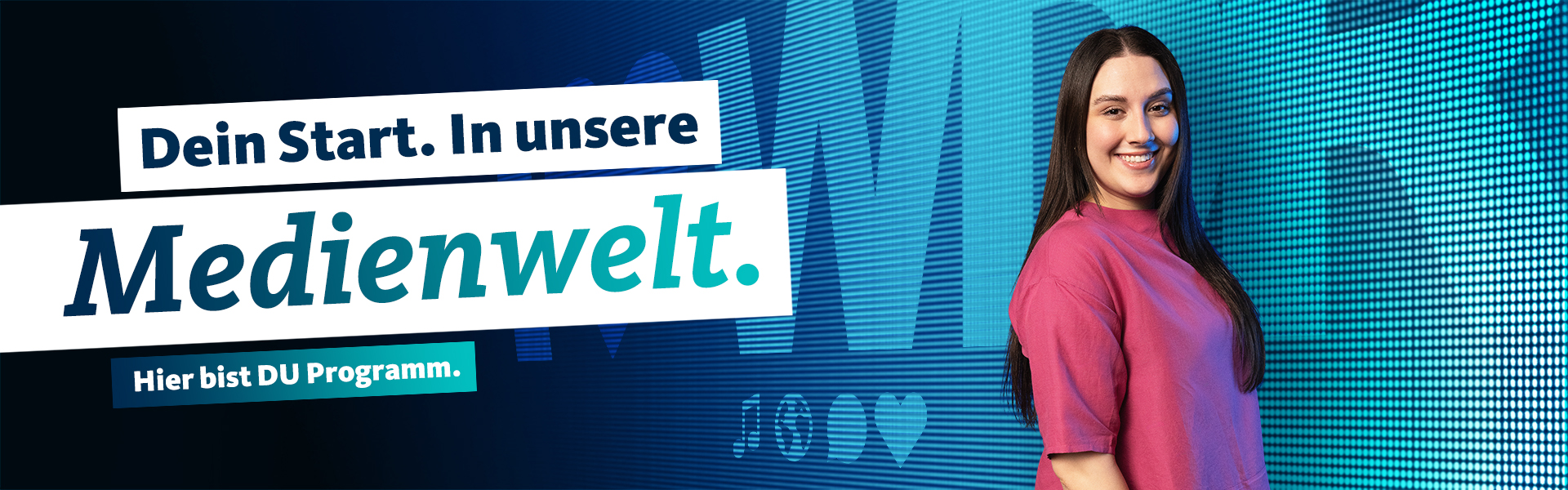 Frau vor LED-Wand mit Text