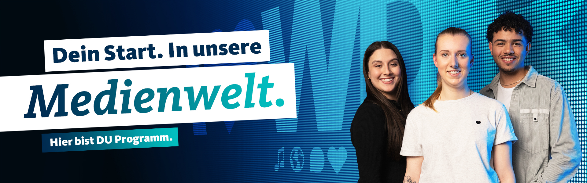 Gruppe von Menschen vor LED-Wand mit Text