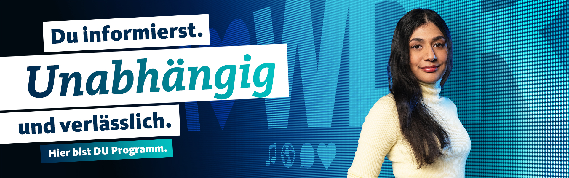 Junge Frau vor LED-Wand mit Claim