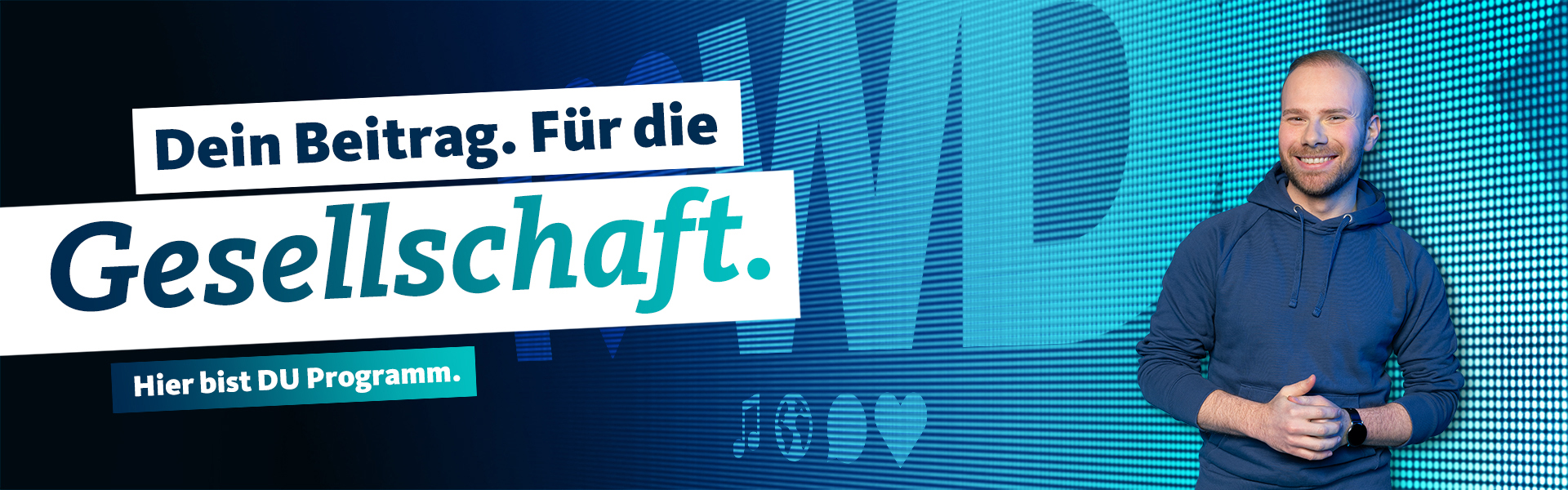 Junger Mann vor LED-Wand mit Claim