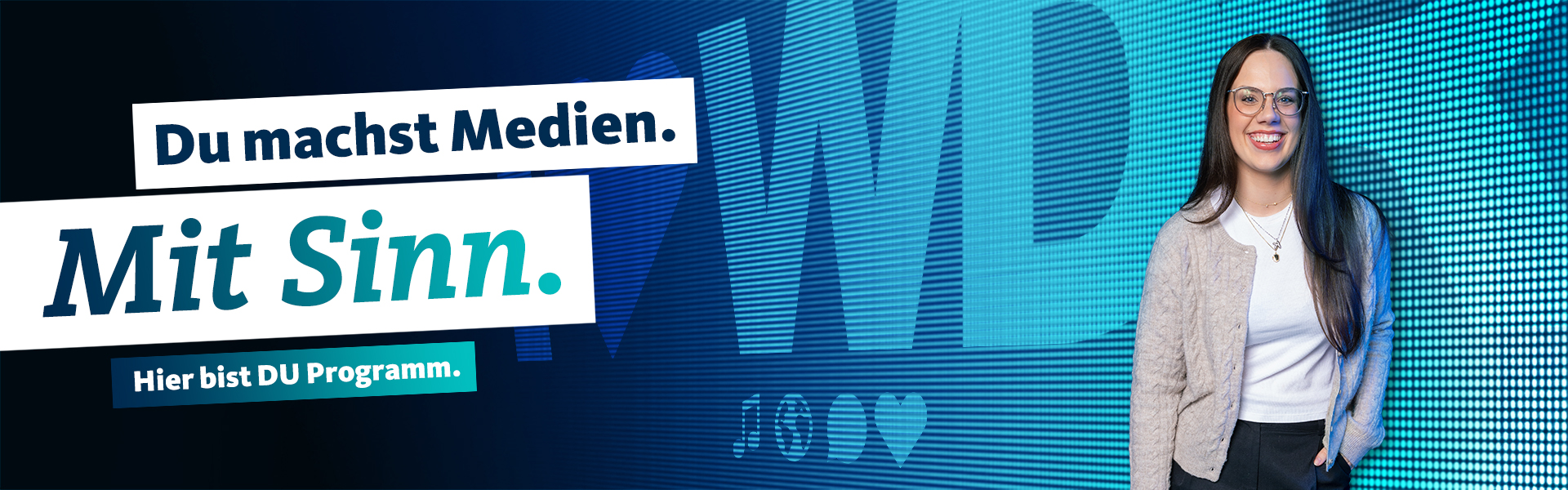 Bannergrafik Stellenausschreibung Junge Frau vor LED-Wand mit Claim