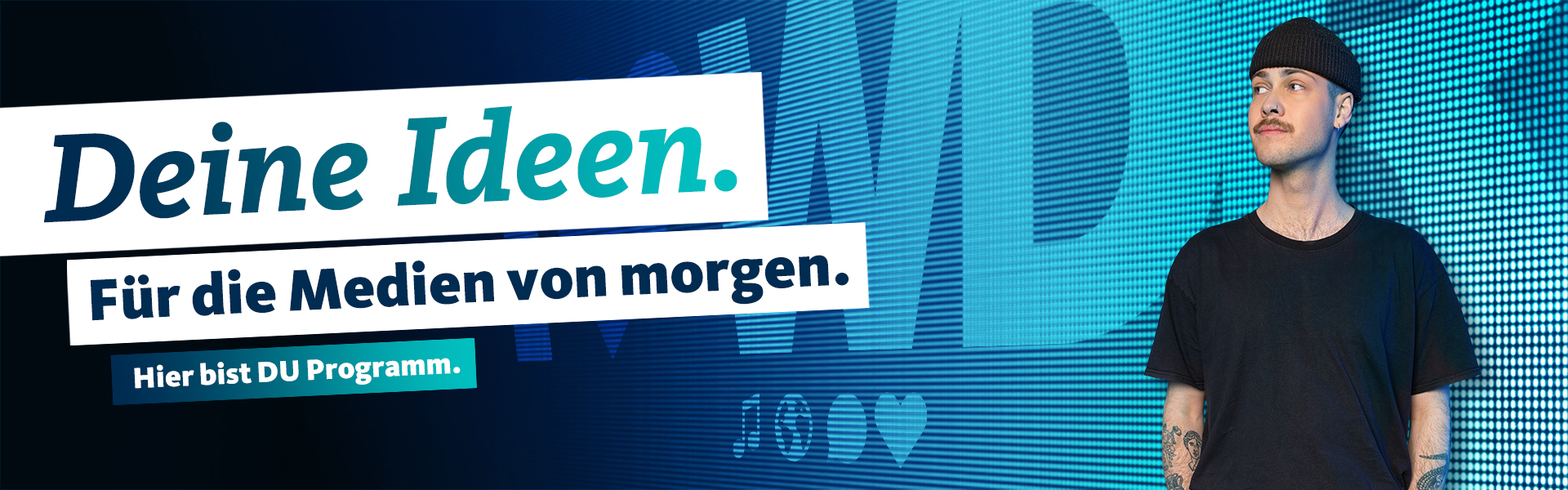 junger Mann vor LED-Wand mit Claim