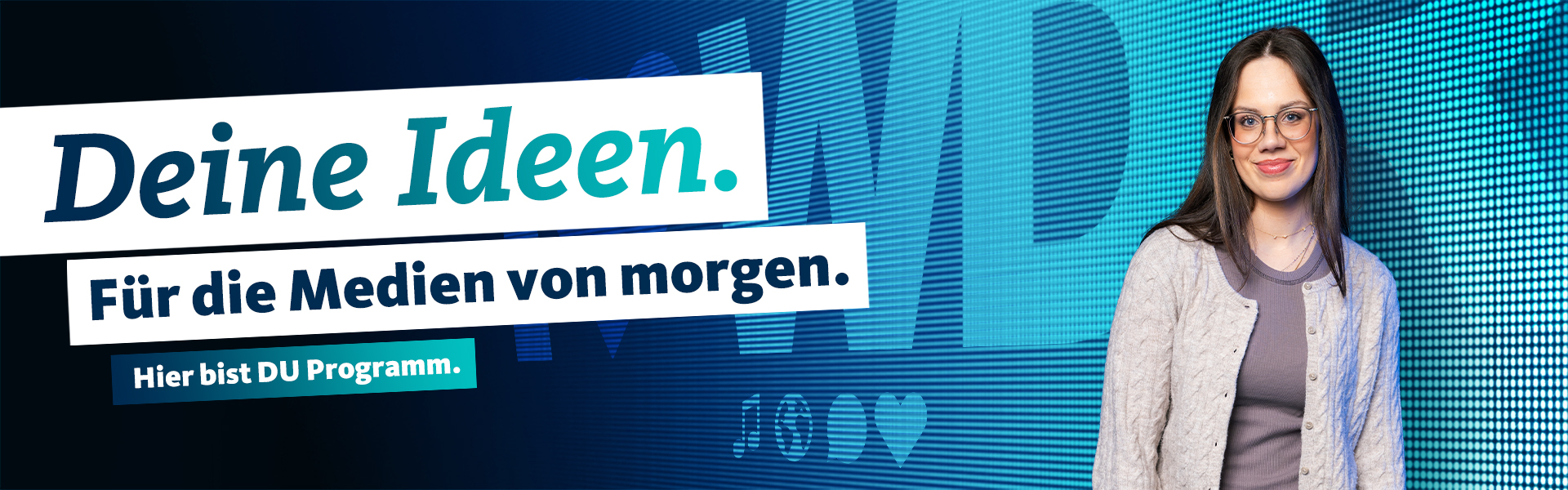 Bannergrafik Stellenausschreibung Frau vor LED-Wand mit Text