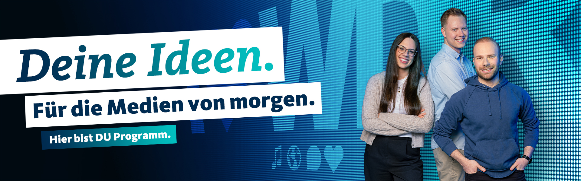 Gruppe von Menschen vor LED-Wand mit Text