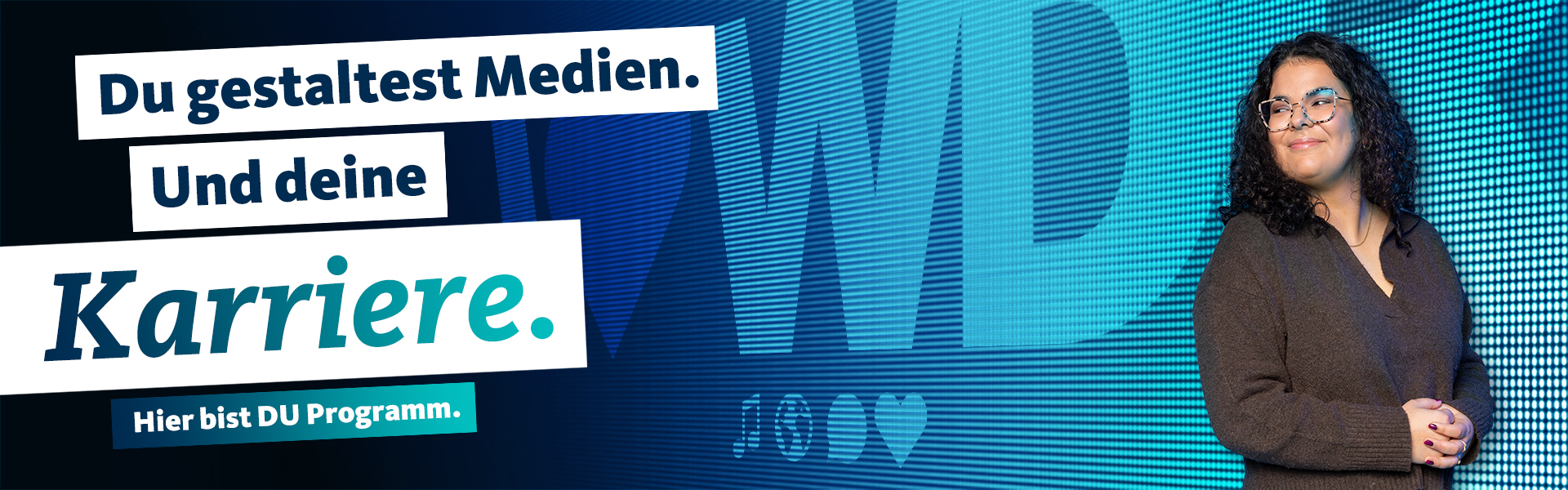 Bannergrafik Stellenausschreibung Junge Frau vor LED_Wand mit Claim