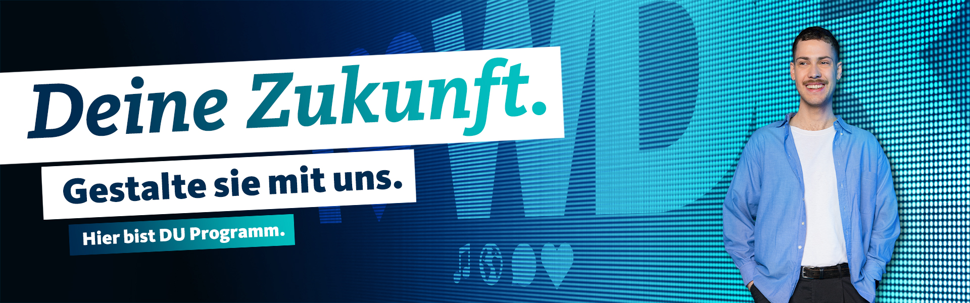 Bannergrafik Stellenausschreibung Junger Mann vor LED-Wand mit Claim