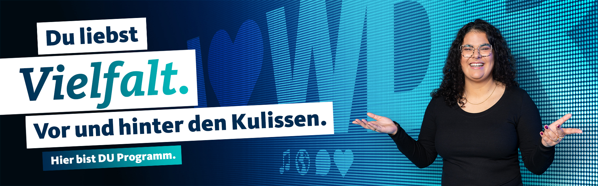 Frau vor LED-Wand mit Text