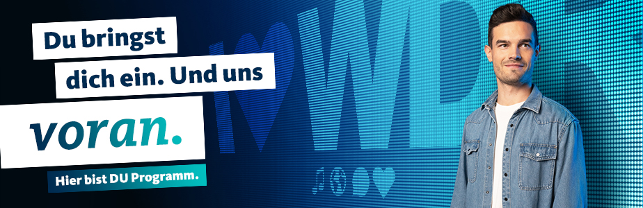 Mann vor LED-Wand mit Text