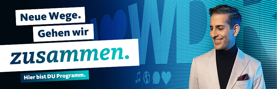 Mann vor LED-Wand mit Text
